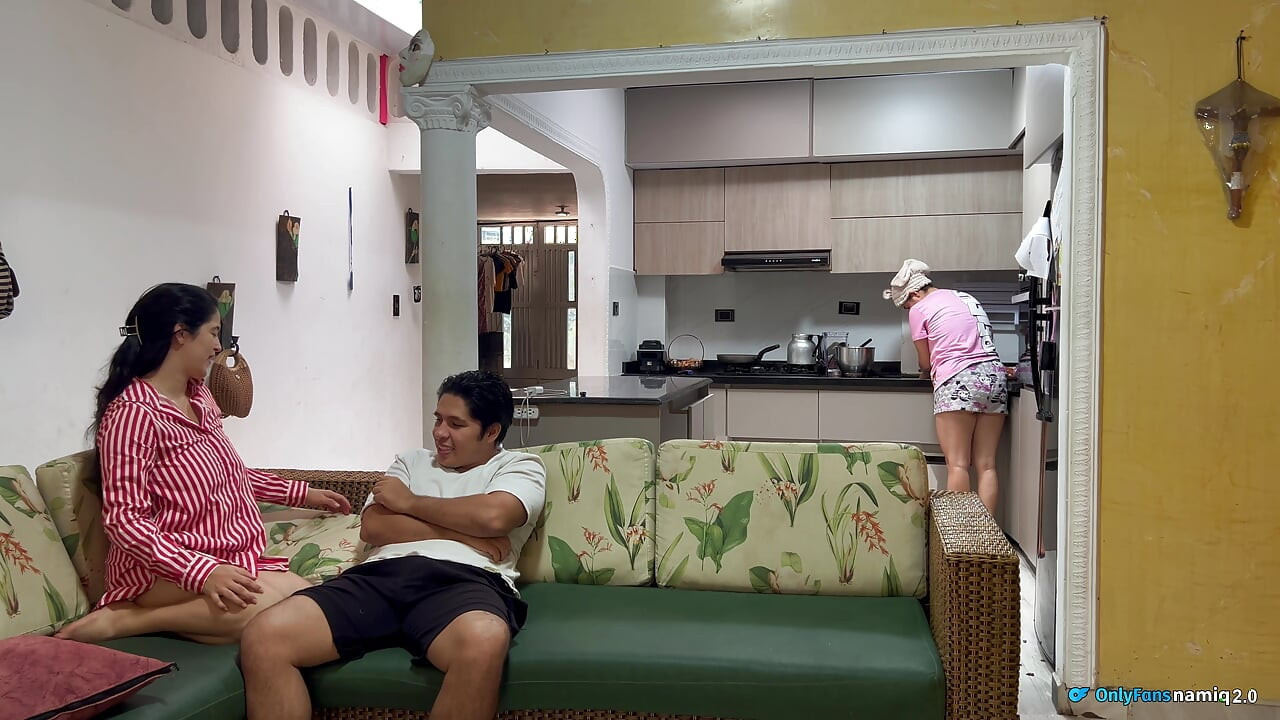 Saya berkongkek di hadapan isteri saya dengan kawannya! Dia tidak perasan!