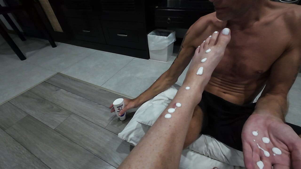 Der herrin eine sahnige fußmassage geben