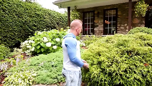 Pelacur muda disetubuhi di tangga