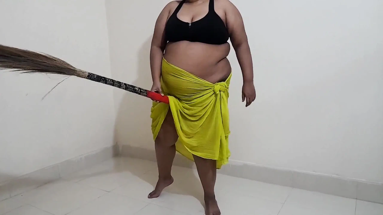 德西女仆在扫房子时被性激起, 并与扫帚发生性关系