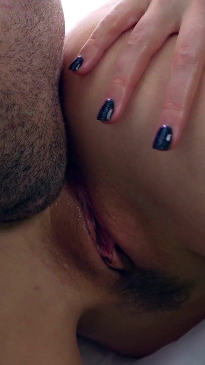Se marier avec la pute - une mariée sexy suce et baise la grosse bite du meilleur homme chanceux | Clip 2