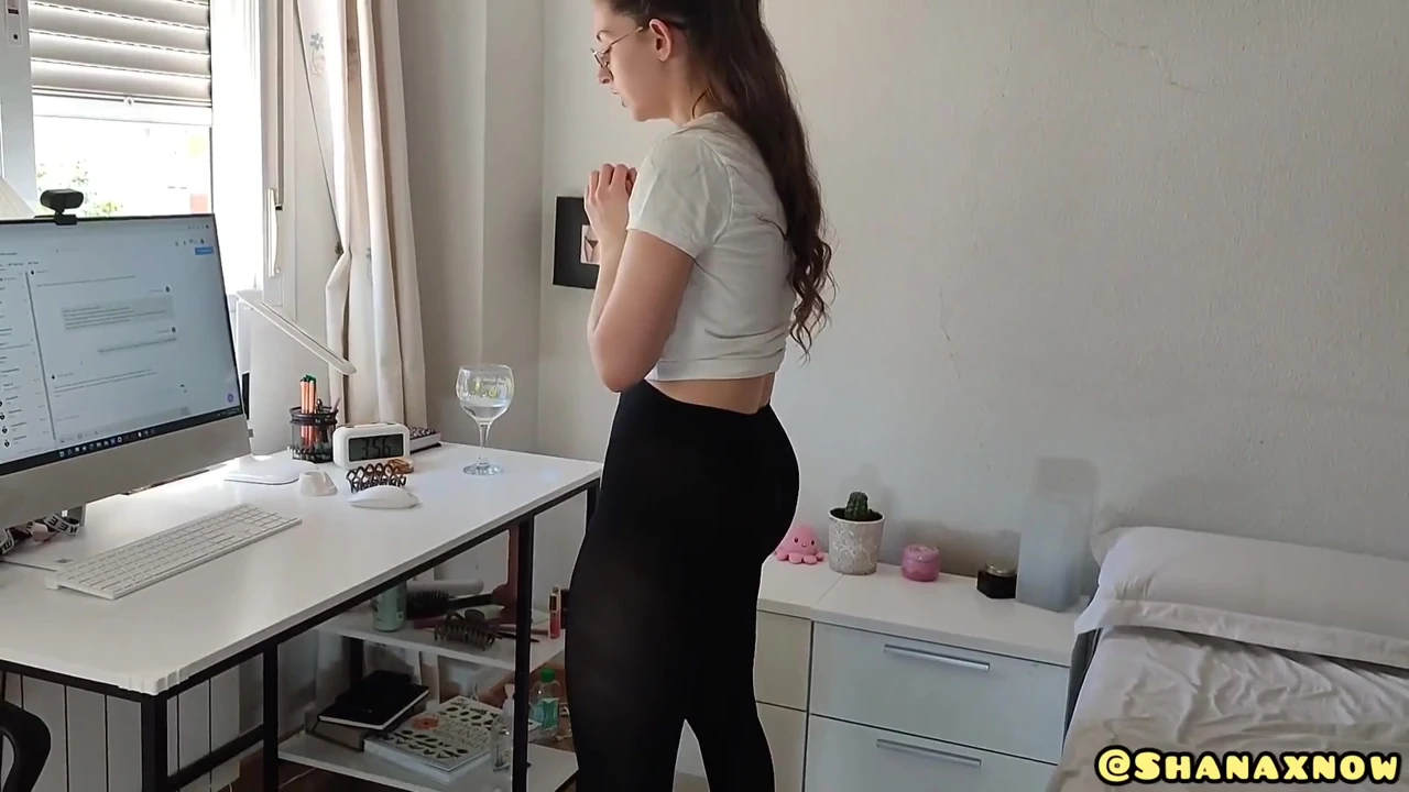 Fitness kızı çömeliyor ve sikimi emiyor