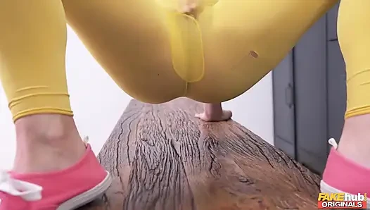 Fakehub originals - fitte blonde glückliche bee ist süchtig nach orgasmen und fickt ihren trainer