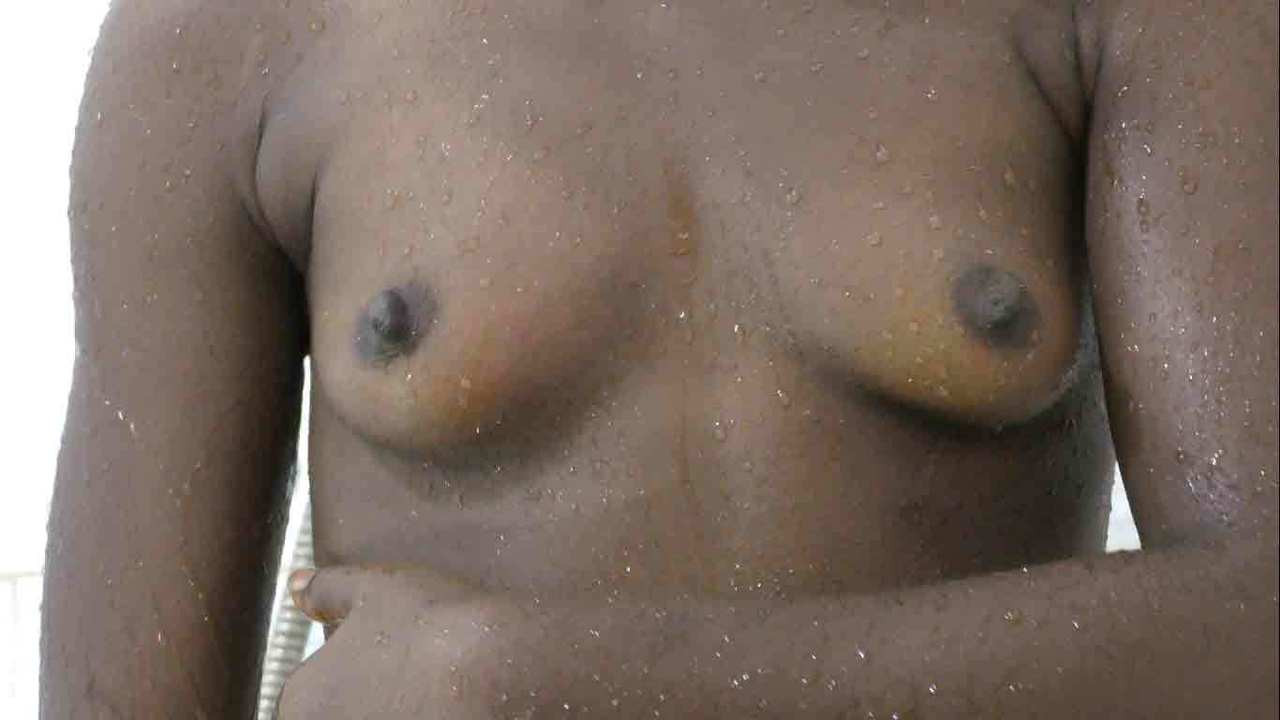 Pembantu muda afrika kacau setelah mandi