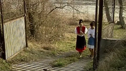 Zwei atemberaubende französische schätzchen bekommen arschlöcher im dreier im freien gebohrt