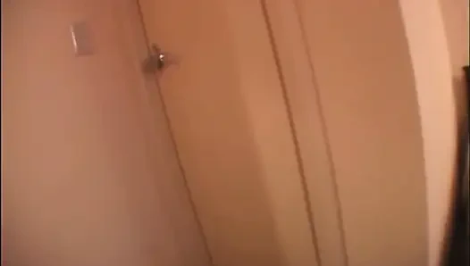 Erkek arkadaşı dışarıdayken