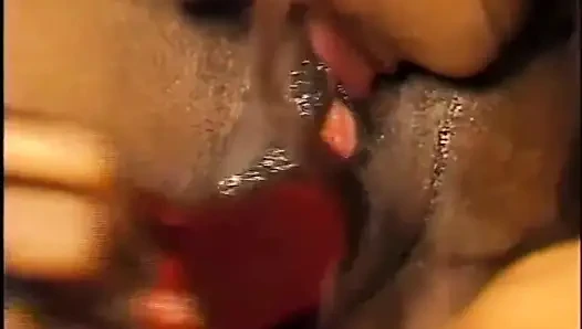 Memek berbulu hitam dan putih menyetubuhi memek dildo yang ditembus