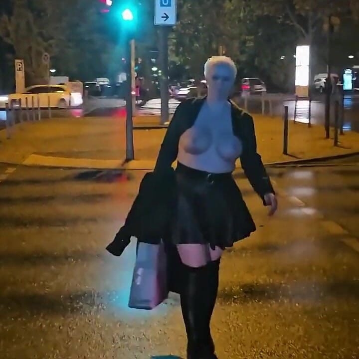 베를린을 상반신 노출로 지나가다