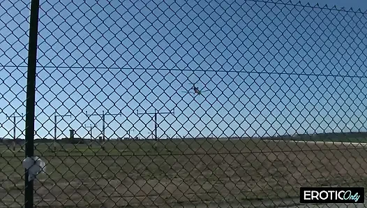 Dia meniduri saudara tirinya di kursi belakang