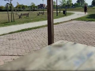 Maestra masturba la polla de un estudiante en un parque con gente caminando - MissCreamy