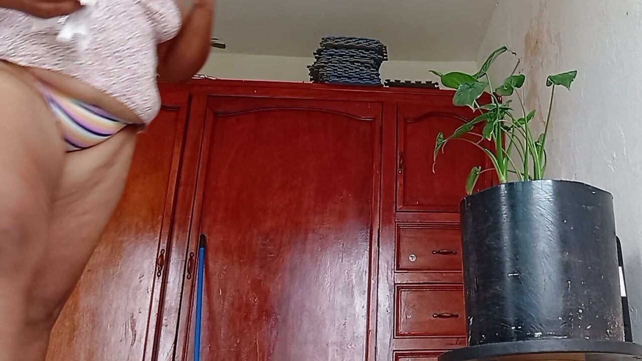 Mi suegra me dijo que me hacia la limpieza del cuarto en tanga