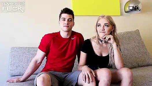 En iyi üniversite sikişi! Minik sarışın büyük yaraklı jock