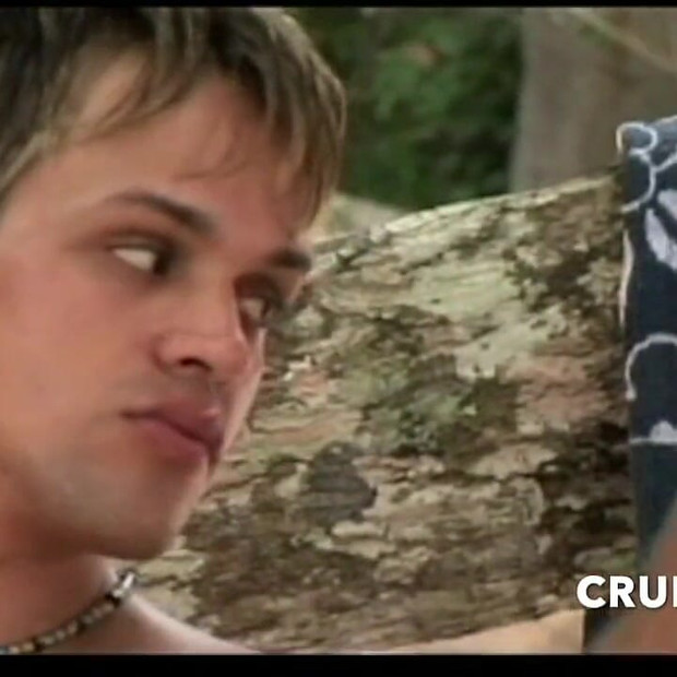 若いラテン系がビーチで二人の男に犯される