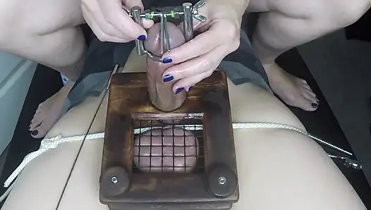 Orta yaşlı seksi kadın taze sperm çıkarmak için ortaçağ aracı kullanıyor