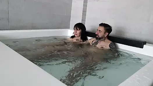 Jakuzide sevgilimle seks yaptım
