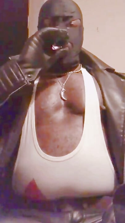 Словесна гра цицьок з великими м'язами та сеанс диму