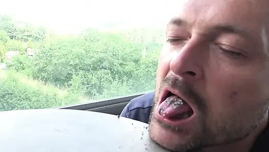 Der menschliche aschenbecher smirni!