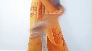Wunderschöne stiefmutter, freundin sari trägt das tragen, fühlt sich wie arsch ficken und muschi lutschen