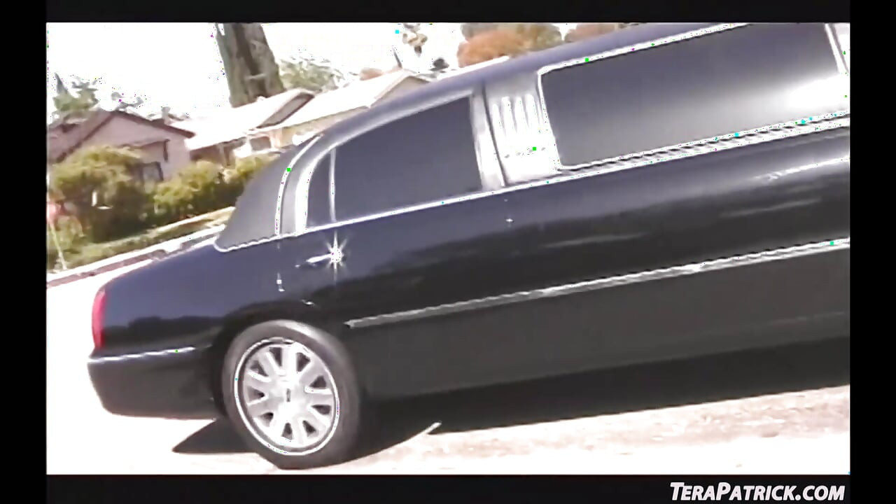 Lucy Lee dan Nyomi Marcela dalam tiga hala