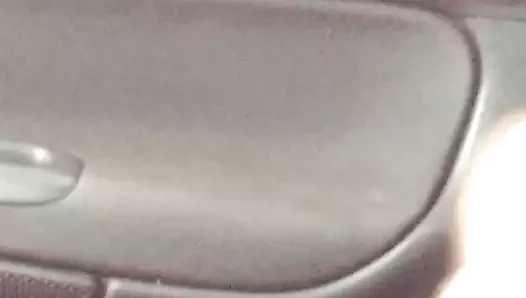 Esmer için arabada masturbasyon yapmak. 2