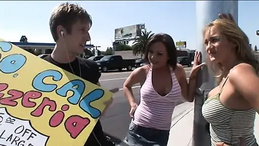 Ateşli yarak arayan kızlar bir yarağı ve dölünü paylaşıyor