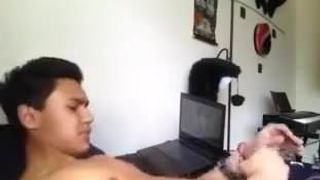 Latino-Junge probiert sein Sperma
