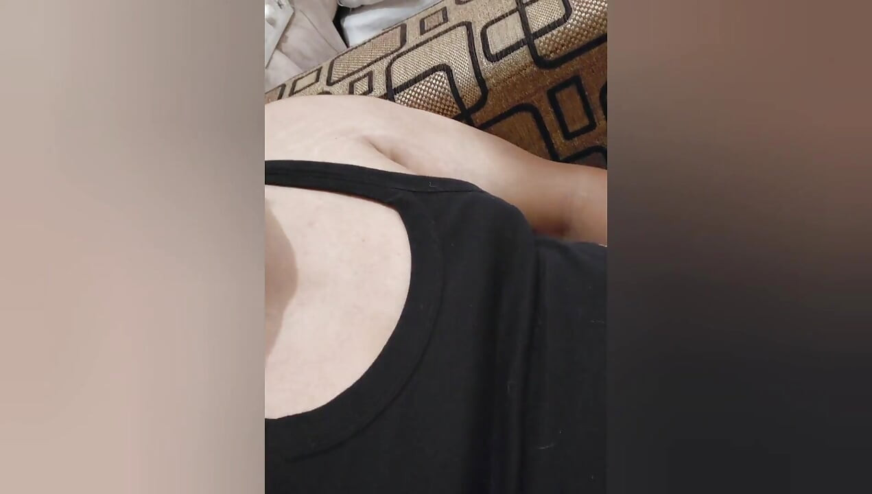 一个年轻的商人在酒店房间里雇佣了一个美女