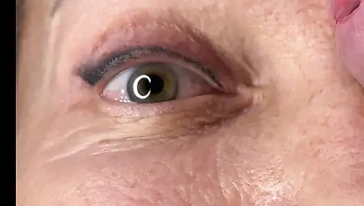 Tante ngentot kontol sampai crot di mata - close up