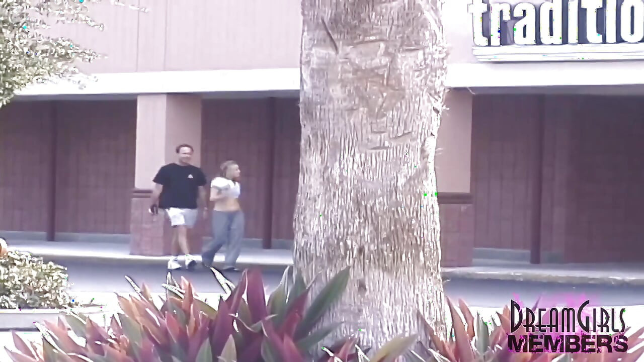 フリーキー・スピナーが後部座席で膣を広げる