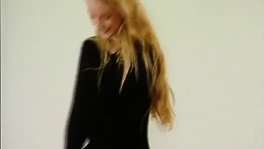 Cewek seksi jerman dengan lingerie seksi ini dientot habis-habisan sambil pakai lingerie