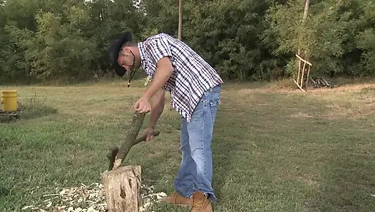 Büyük memeli genç kız açık havada götten sikiliyor