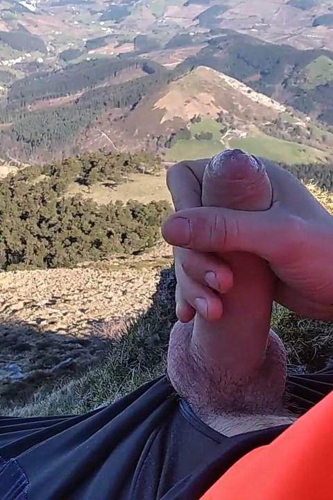 Cowok sange dengan stoking jaring-jaring ini lagi asik ngocok kontol besarnya sampai muncrat di atas gunung
