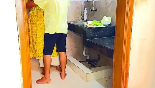 Tiba-tiba aku ngentot ibu mertuaku waktu dia lagi cutting kari di dapur - seks kasar sama desi