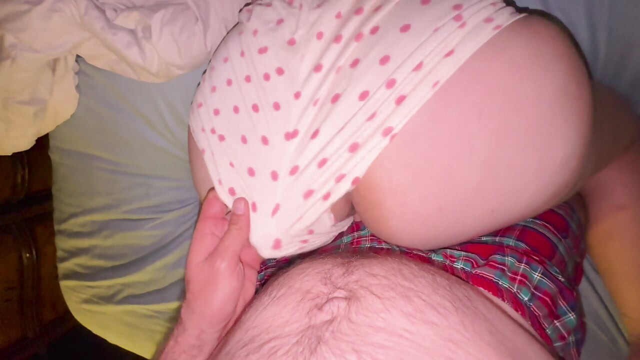 Pidiendo a mi hijastra que le frote los pies a papá