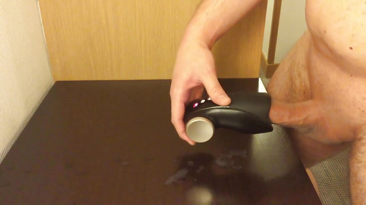 Tredobbelt cumshot på mit hotelværelse ved hjælp af Fun Factory Glans Vibrator