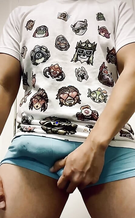 Aku pernah jadi gamer dan suka banget muasin memekku pakai joystick