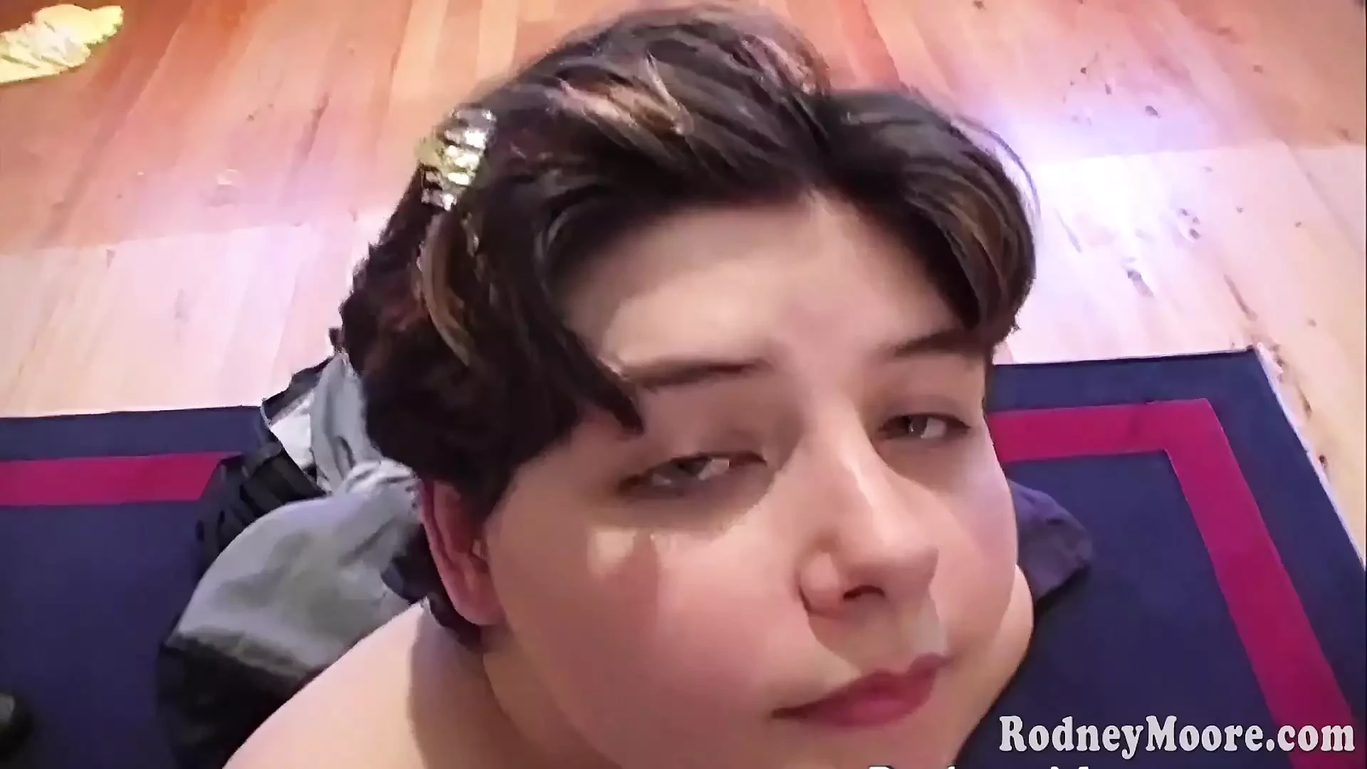Dulce zorra gruesa y cachonda obtiene la cara llena de esperma