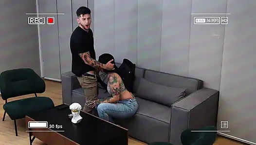 Dasar cewek! Aku ngentot sahabat saudara tiriku dengan celana jins robek saat kami lagi main