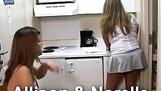 Allison & norelle saling menjelajahi satu sama lain