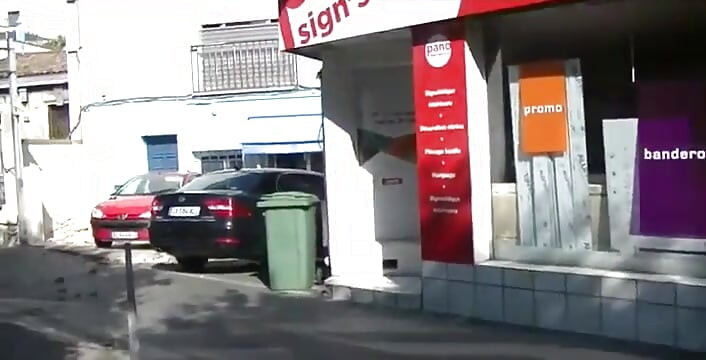 一个有xxl鸡巴的直黑人操了我bbk并在一个迪斯科房间里内射我的洞。享受