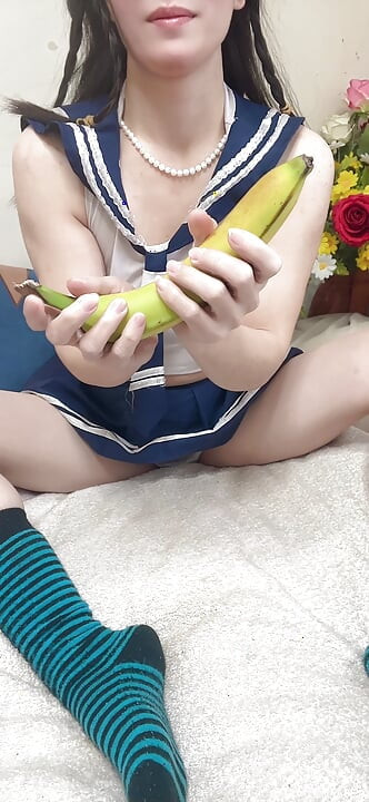 女大学生Hana骑乘香蕉水果, 然后在她的小穴里操那个大鸡巴