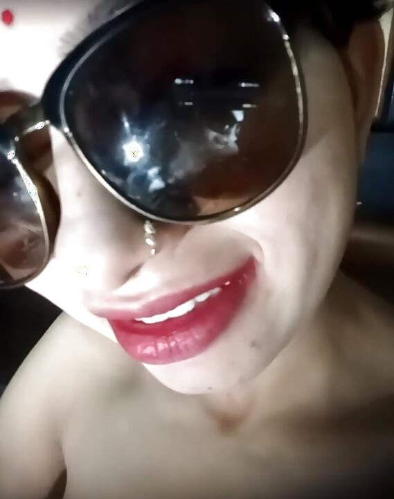 Minha esposa mostrando sua buceta na cam show Mavin