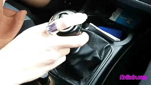 Nyllady управляет ее красным Punto в сапогах на высоких каблуках