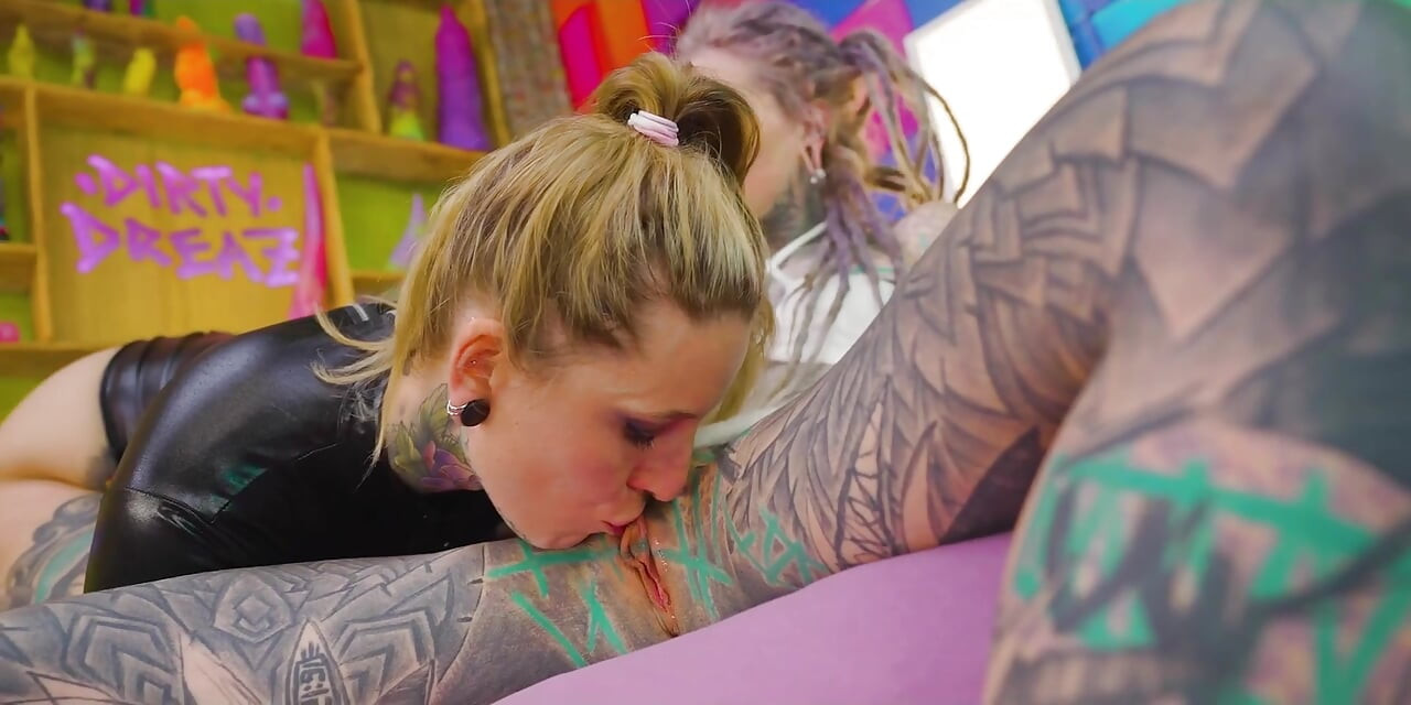 Gatas alternativas de tatuagem compartilham garganta profunda e bunda pra boca facial
