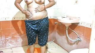 デジインドの熱い妻アイシャが入浴中に恋人をからかい、パート1を記録