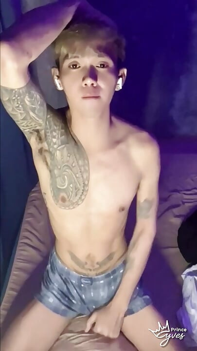 Filipina tatuada tesuda gêmea provocando e se masturbando até gozar