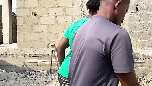 Zurück des Gebäudes zu ihrer freundin