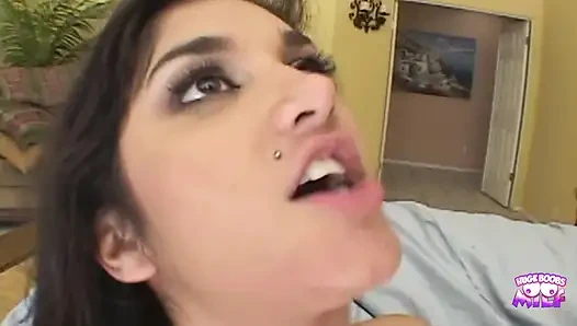 Sert bir yarak varken kalın büyük götüyle çok ateşli görünüyor