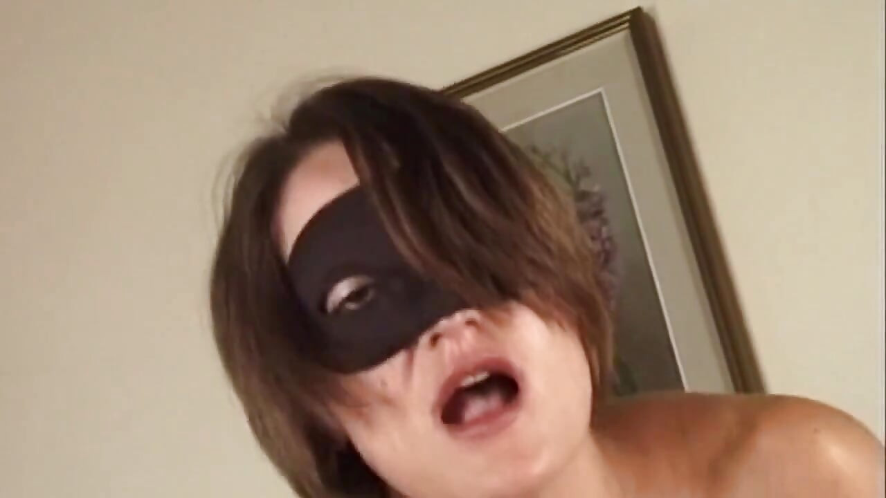 O mamă sexy mascată suge și fute o pulă uriașă pe canapea