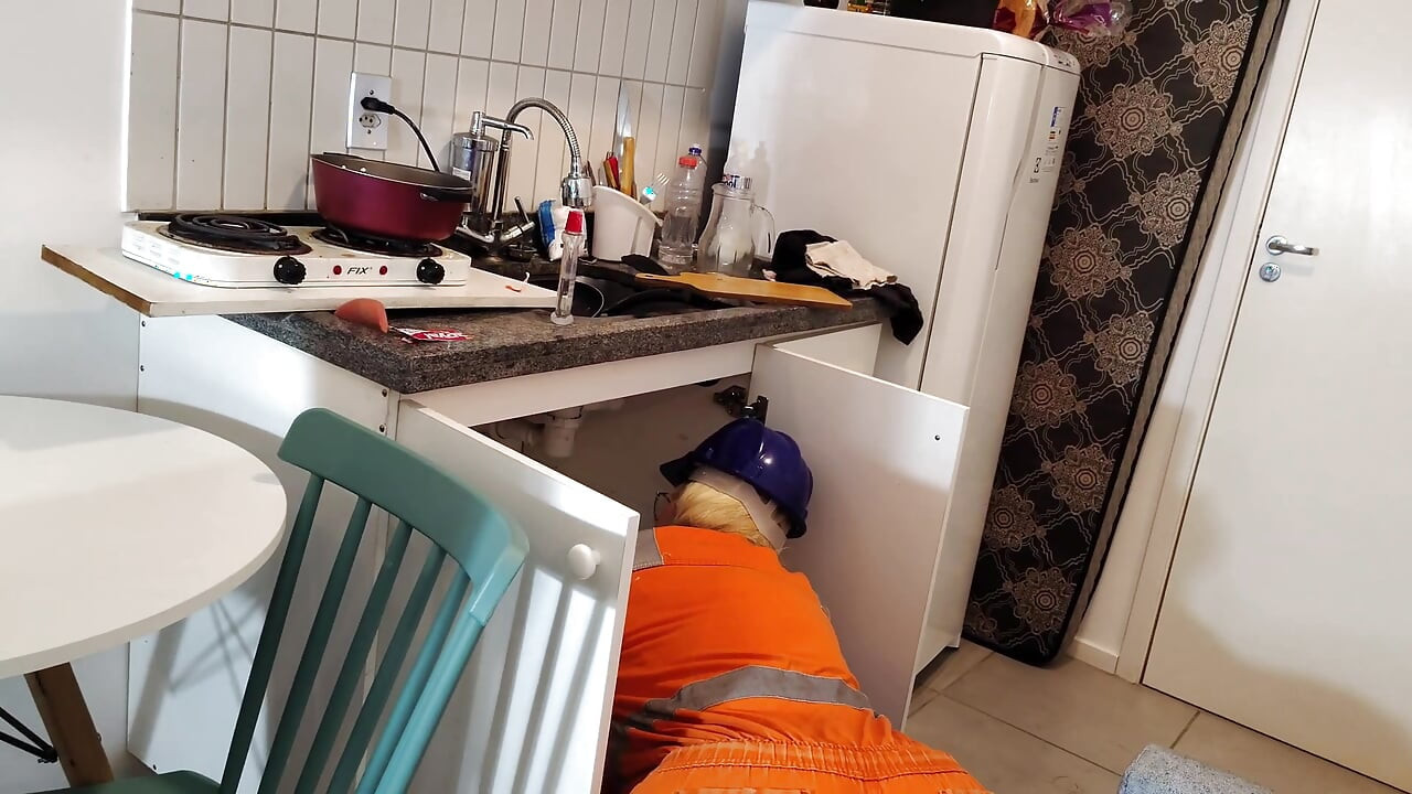 El mini zinho contrató al servicio de fontanería al final, fue una sorpresa que una mujer guapa apareciera para hacer el servicio